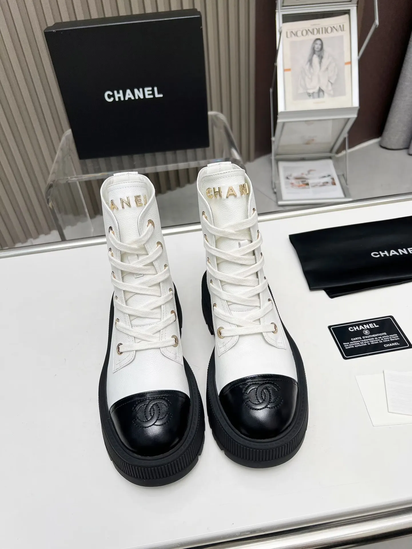 👟👟Ex-factory price 560👟👟 Autumn and winter new Chanel Chanel ankle boots original model opening✅ Strap design is super easy to put on and take off, the toe logo is electro-embroidered. The tongue is also the brand logo. Fabric: cow litchi pattern🐂 Inner/foot pad: cow lining. Use ultra-light rubber non-slip and wear-resistant outsole. Color: black, white, gray. Code number: 34-41 (34, 41) Need to be customized) Packaging: bag card